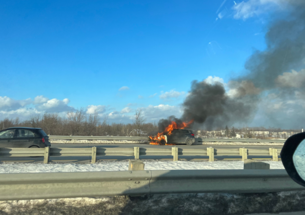 V Hicule En Feu Sur Lautoroute Le Reflet