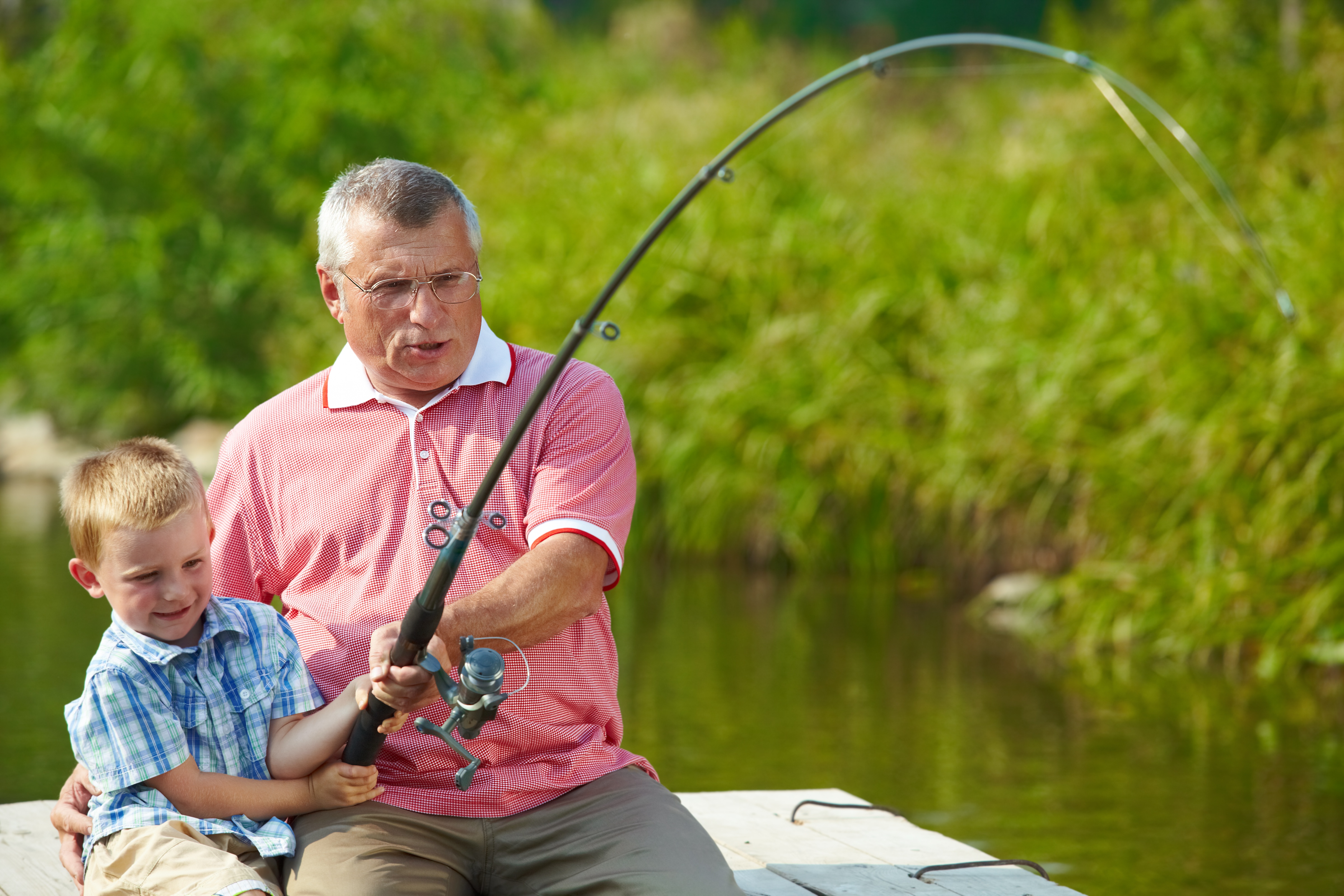 Дедушка ловит рыбу. Дед с внуком на рыбалке. Дедушка рыбачит с внуком. Ltleirfcdyerjvyfhs,fkrt. Дед и внук рыбачат.
