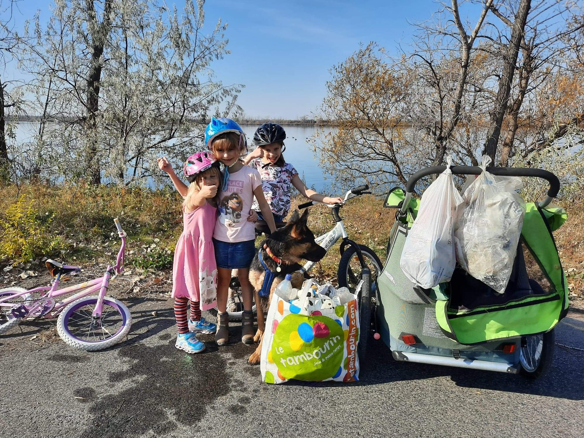 Quatre sœurs ramassent les déchets au parc du BassindeLa Prairie  Le