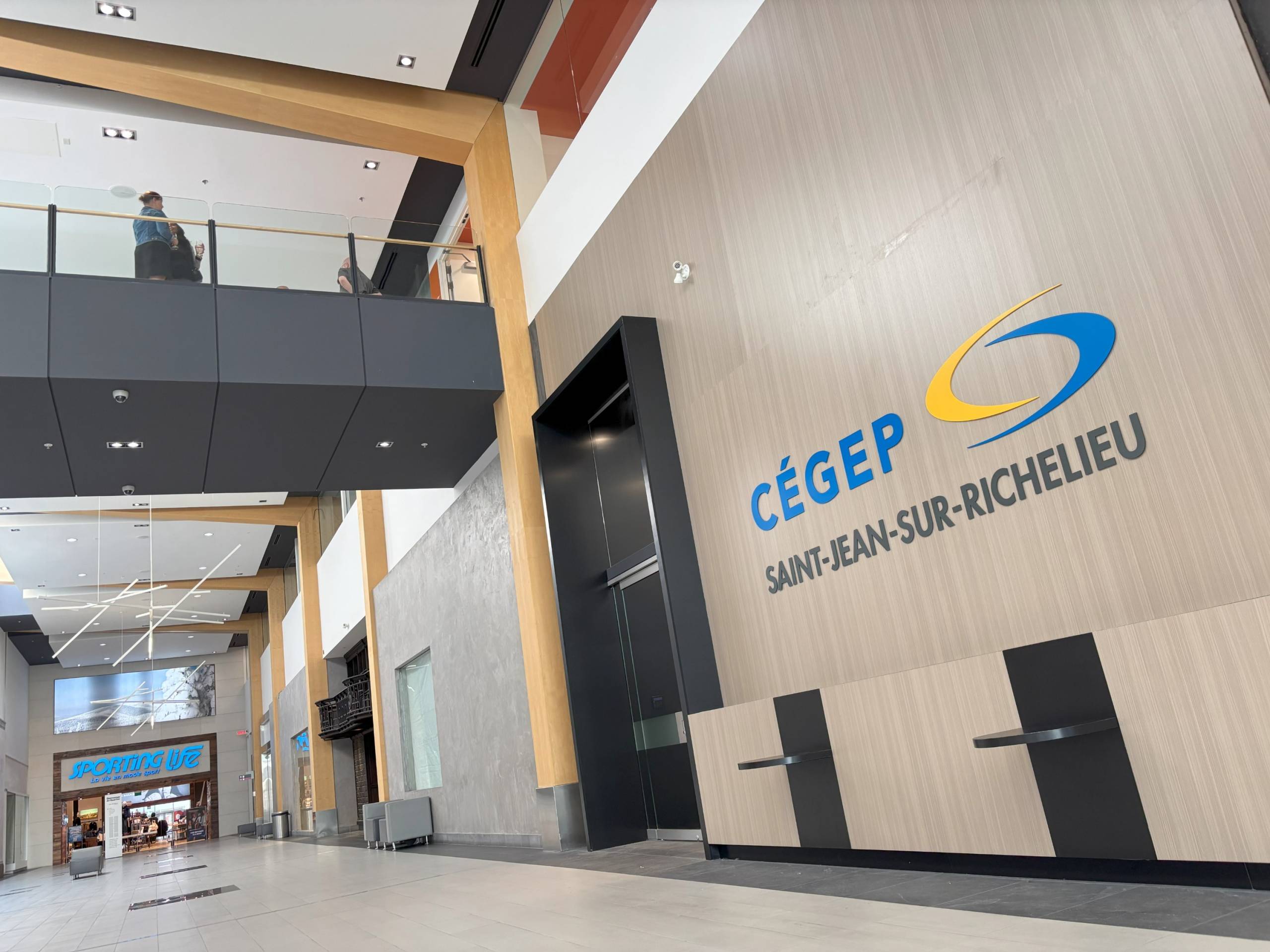Un établissement d’enseignement s’ajoute à l’offre du Quartier DIX30 depuis que le Cégep St-Jean-sur-Richelieu y a déménagé son campus de Brossard, autrefois sur le boul. Taschereau. Un «emplacement stratégique», soutient la direction générale, considérant les étudiants adultes qu’il dessert.