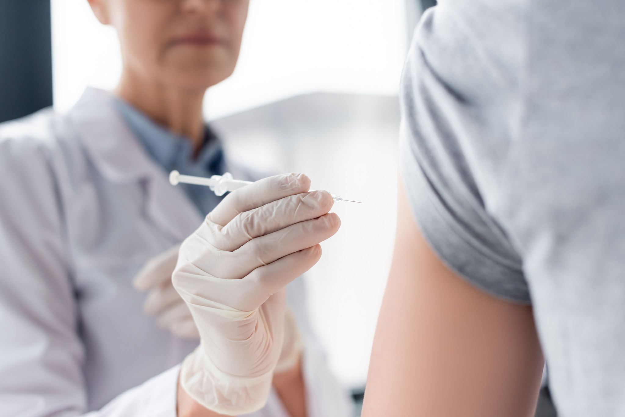 Наличие вакцин в поликлиниках. Vaccinarea. Красивое фото шприца в руке в перчатке.