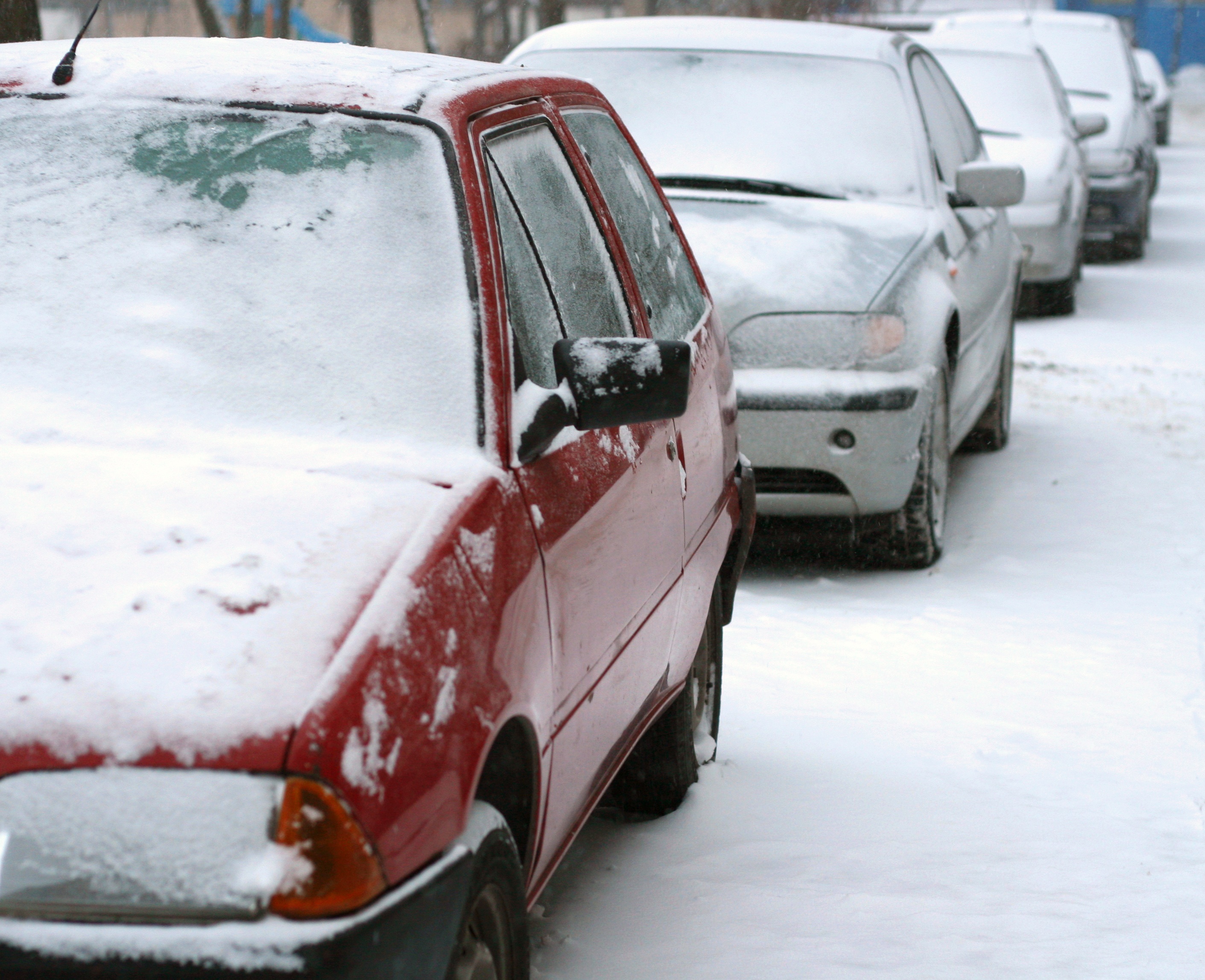 File:Rue du Repos (Paris), voitures stationnées sous la neige 01